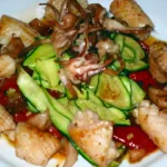Calamars sautés aux pimientos del piquillo et aux courgettes