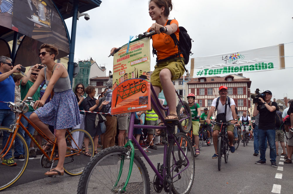 Le Tour Alternatiba pour le climat s'est lancé ce vendredi 5 juin à Bayonne, sous un soleil de plomb et des applaudissements nourris. Il va maintenant parcourir plus de 5 600 kilomètres sur 187 territoires différents pour arriver 4 mois plus tard à Paris, le samedi 26 septembre.