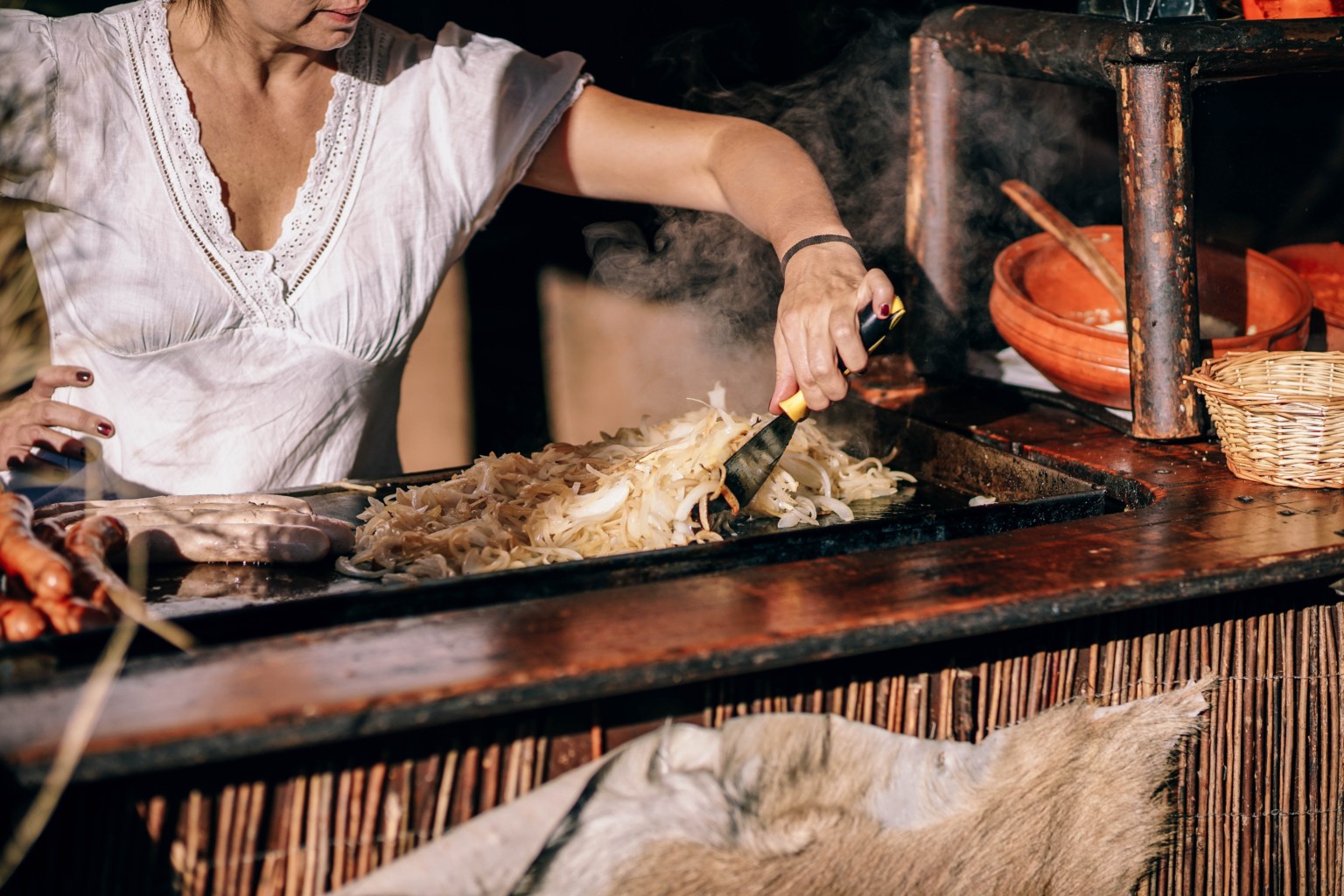 cuisinière devant une plancha